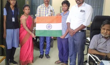 ஆசிரியர்கள் மற்றும் மாணவர்களுக்கு தேசியக்கொடி வழங்கப்பட்டது