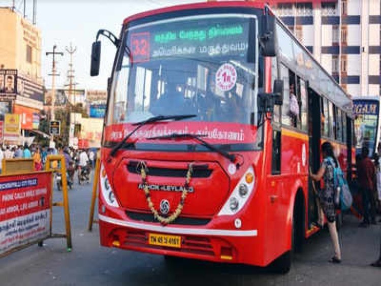 கீழவலசை: 50 ஆண்டுகளுக்குப் பிறகு அரசுப் பேருந்து வசதி - கட்டி அணைத்து வரவேற்று மாணவர்கள் நெகிழ்ச்சி!