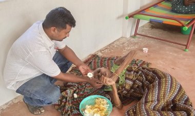 பாரத மாதா கொண்டாடி மகிழ்ந்த திரு.சக்திவேல் திவ்யா அவர்களின் திருமண நாள் அன்னதானம் 