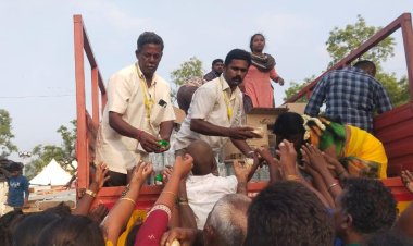 பண்ணாரி அம்மன் கோயில் குண்டம் திருவிழாவில் அனைத்திந்திய இந்து திருக்கோயில்கள் பாதுகாப்பு சங்கத்தினர்  தண்ணீர், பிஸ்கட் பாக்கெட்டுகள் மற்றும் கோதுமை பிரட் , பழங்கள் வழங்கினர்: