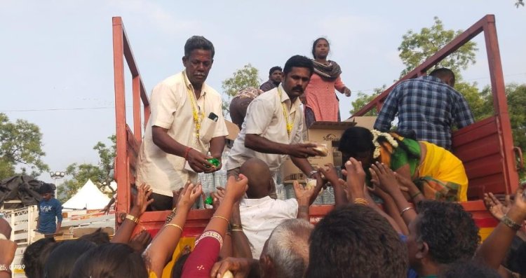 பண்ணாரி அம்மன் கோயில் குண்டம் திருவிழாவில் அனைத்திந்திய இந்து திருக்கோயில்கள் பாதுகாப்பு சங்கத்தினர் தண்ணீர், பிஸ்கட் பாக்கெட்டுகள் மற்றும் கோதுமை பிரட் , பழங்கள் வழங்கினர்: