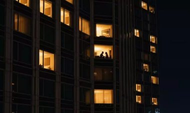 உல்லாசத்தில் ஜன்னல் திரையை மூட மறந்த காதலர்கள்: போக்குவரத்து நெரிசலால் திணறிய மேம்பாலம்