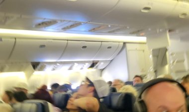 திடீரென 26,000 அடி கீழே இறங்கிய விமானம் ; அச்சத்தில் உறைந்த பயணிகள்