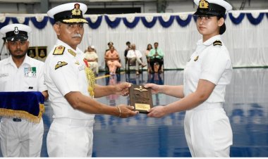 இந்திய கடற்படையில் போர் விமானியாக பயிற்சி பெற்ற முதல் பெண் ஆஸ்தா பூனியா!