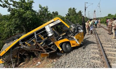 கடலூரில் பள்ளி வாகனம் மீது ரயில் மோதி கோர விபத்து: 2 மாணவர்கள் உயிரிழப்பு; 3 பேர் காயம்