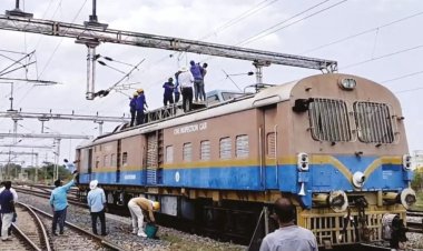 அரக்கோணம்: ரெயில் பாதையில் மின்கம்பி அறுந்து விழுந்தது... ரெயில் சேவை பாதிப்பு