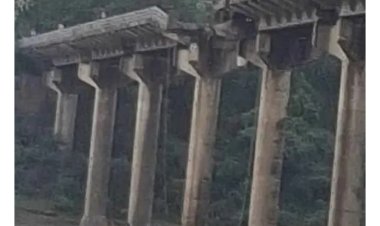 உடைந்து நொறுங்கிய குஜராத் பாலம்... அந்தரத்தில் தொங்கும் லாரி: 2 பேர் பலி; 5 பேர் மீட்பு