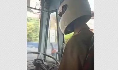 ஹெல்மெட் அணிந்து பேருந்தை இயக்கிய ஓட்டுநர்!