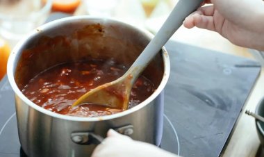 குழம்பில் எண்ணெய் அதிகமாகி மிதக்குதா..? அதை இந்த எளிய டிப்ஸ் மூலம் நீக்கலாம்..!