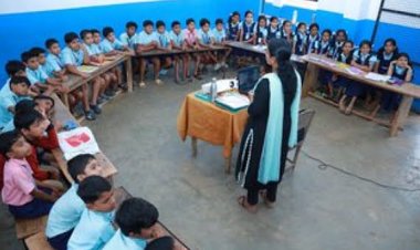 தமிழக பள்ளிகளிலும் இனி கடைசி பெஞ்ச் கிடையாது!