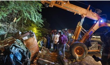 மாங்காய் ஏற்றி சென்ற லாரி கவிழ்ந்து ஆந்திராவில் 9 பேர் உயிரிழப்பு