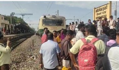 சிக்னல் கோளாறால் மின்சார ரயில் சேவை பாதிப்பு: விம்கோ நகரில் பயணிகள் போராட்டம்