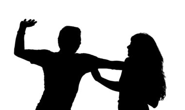 மதுரை அருகே வரதட்சணை கேட்டு மனைவியை கொடூரமாக தாக்கிய காவலர்