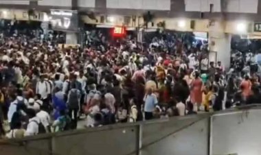 புறநகர் ரெயில் சேவை பாதிப்பு.. சென்ட்ரல் ரெயில் நிலையத்தில் 2 மணிநேரம் காத்திருக்கும் பயணிகள்