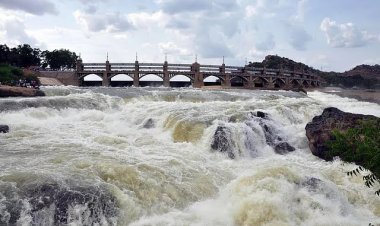 மேட்டூர் அணைக்கு நீர்வரத்து வெள்ளிக்கிழமை வினாடிக்கு 18,610 கனஅடியாக அதிகரித்துள்ளது.