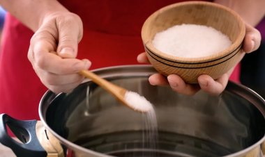 குழம்பில் உப்பு அதிகமாகிடுச்சா..? உடனே இதை செஞ்சு சரி பண்ணிடுங்க.