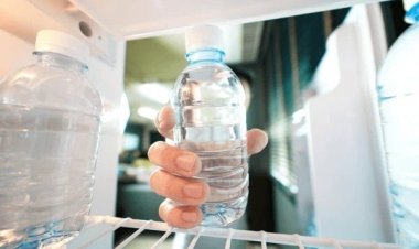 பிளாஸ்டிக் , ஸ்டீல் , கண்ணாடி.. ஃபிரிட்ஜில் தண்ணீர் வைக்க எந்த பாட்டில் சிறந்தது..?