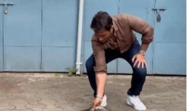 வீட்டுக்குள் புகுந்த பாம்பு.. வெறும் கைகளால் பிடித்த நடிகர் சோனு சூட்..