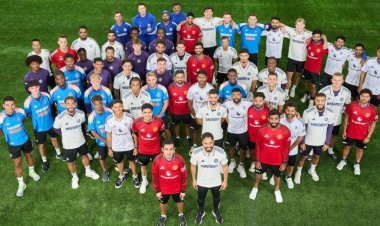 போட்டோஷூட்டுக்காக சங்கமித்த இந்திய கிரிக்கெட் அணி, மான்செஸ்டர் யுனைடெட்!