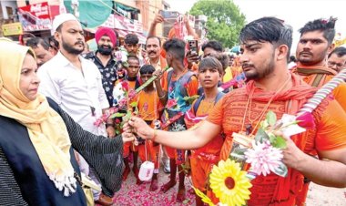 உ.பி-யில் கன்வர் யாத்ரீகர்களுக்கு மலர் கொடுத்து வழியனுப்பிய முஸ்லிம்கள்