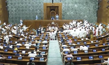 ட்ரம்ப்புக்கு மோடியின் பதில் என்ன?’ - எதிர்க்கட்சிகளின் அமளியில் முதல் நாளிலேயே முடங்கியது மக்களவை!