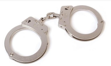 பக்​கத்து வீட்​டுக்​காரரை பயமுறுத்த வீட்டு வாசலில் மனித மண்டை ஓடு, எலும்​பு​களை வைத்தவர் கைது