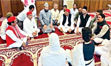 மசூதிக்குள் ஆடை கட்டுப்பாட்டை கடைபிடிக்காமல் முஸ்லிம் மத உணர்வை புண்படுத்திவிட்டார் டிம்பிள் யாதவ்: பாஜக குற்றச்சாட்டு