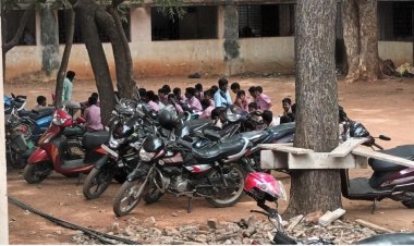 பள்ளிக் கல்வி துறை அமைச்சர் தொகுதி அரசு பள்ளியில் மரத்தடியில் பயிலும் மாணவர்கள்!