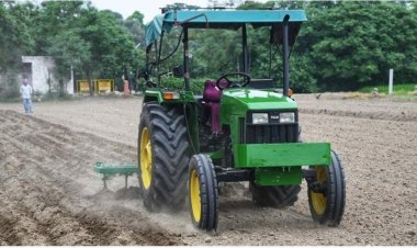 நிலத்தை தானே உழும் டிராக்டர்!