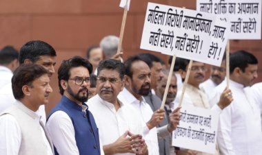 மவுலானா சஜித் ரஷிதி பேச்சுக்கு எதிர்ப்பு: நாடாளுமன்ற வளாகத்தில் பாஜக எம்பிக்கள் ஆர்ப்பாட்டம்