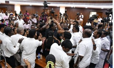 மதுரை: சொத்துவரி விவகாரத்தில் பதவி விலகக் கோரி மேயரை முற்றுகையிட்ட அதிமுக கவுன்சிலர்கள்