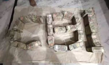 30 ஆயிரம் ரூபாய் லஞ்சம் வாங்கிய அதிகாரி கைது: வீட்டில் சிக்கியது 1.60 கோடி ரூபாய்!