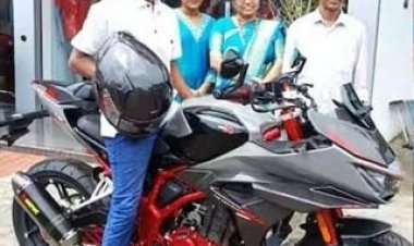 25 ஆண்டு பழைய ஸ்பிளெண்டரில் வந்த தந்தை, மகன்... 13 லட்ச ரூபாய் பைக்கை இலவசமாக வழங்கிய ஹீரோ.. ஏன் தெரியுமா