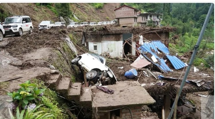 இமாச்சலில் கனமழையால் நிலச்சரிவு: நள்ளிரவில் நாய் குரைத்ததால் உயிர் தப்பிய 67 பேர் கடவுள் இருக்காரு  குமாரு கடவுள்!