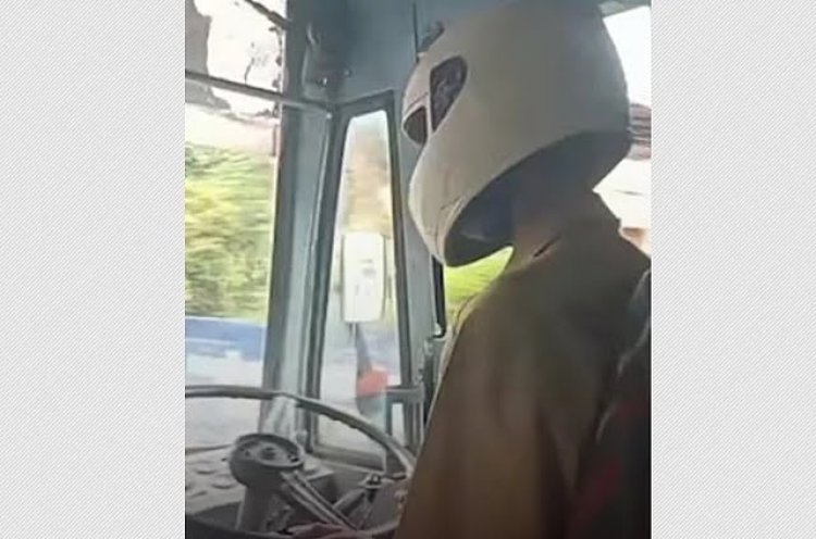 ஹெல்மெட் அணிந்து பேருந்தை இயக்கிய ஓட்டுநர்!