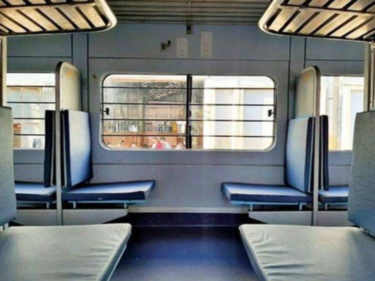 ரயிலில் இருக்கைகள் ஏன் நீல நிறத்தில் இருக்கிறது தெரியுமா..? 99% பேருக்கு தெரியாது..!