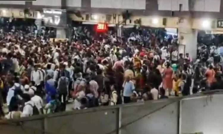 புறநகர் ரெயில் சேவை பாதிப்பு.. சென்ட்ரல் ரெயில் நிலையத்தில் 2 மணிநேரம் காத்திருக்கும் பயணிகள்