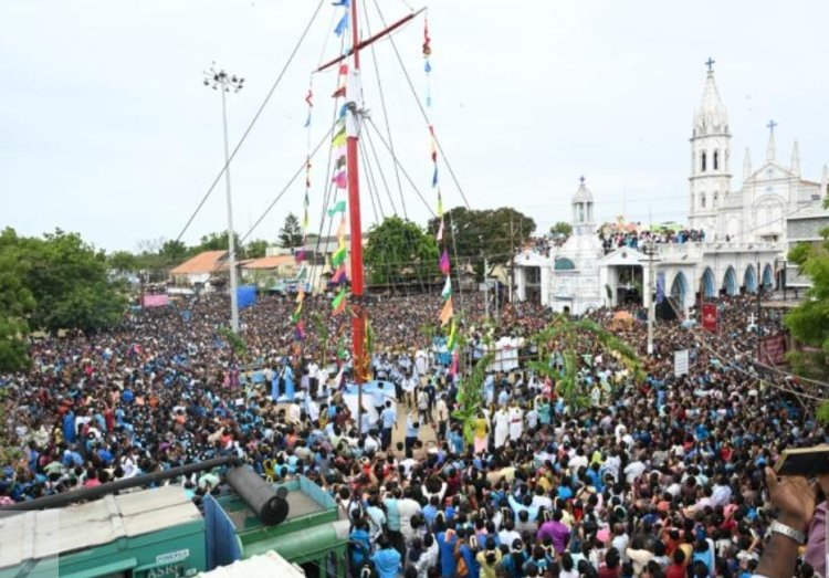 தூத்துக்குடி தூய பனிமய மாதா பேராலய பெருவிழா கொடியேற்றம்: ஆயிரக்கணக்கான பக்தர்கள் பங்கேற்பு