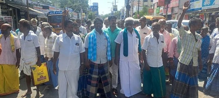 விழுப்புரத்தில் ஒழுங்குமுறை விற்பனைக் கூடத்துக்கு வந்த விளைபொருள்களை ஏலத்தில் எடுக்க வியாபாரிகள் வராததை கண்டித்து சாலை மறியலில் ஈடுபட்ட விவசாயிகள்.