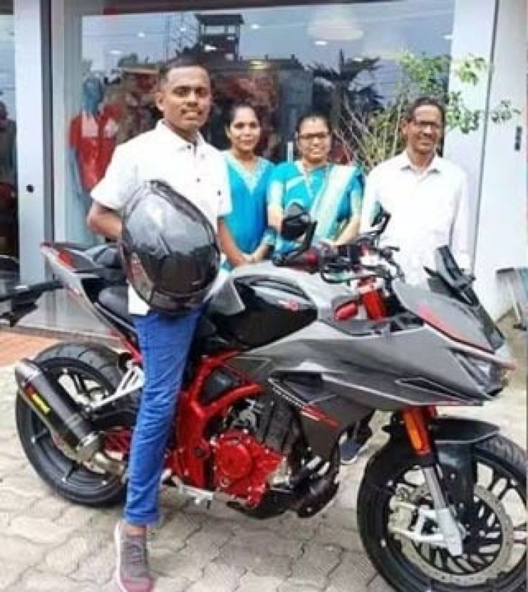 25 ஆண்டு பழைய ஸ்பிளெண்டரில் வந்த தந்தை, மகன்... 13 லட்ச ரூபாய் பைக்கை இலவசமாக வழங்கிய ஹீரோ.. ஏன் தெரியுமா