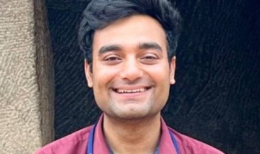 எந்த பயிற்சியும் இல்லாமல் UPSC தேர்வில் தேர்ச்சி பெற்று IAS அதிகாரியாக மாறிய டீ விற்பவரின் மகன்...