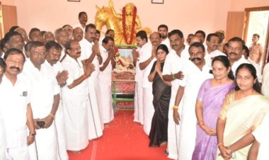 தீரன் சின்னமலை 220வது நினைவு நாள்: அதிமுக நிர்வாகிகள் மலர்தூவி மரியாதை