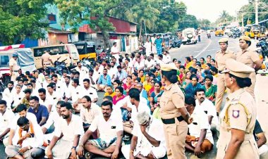 தனுஷ்கோடி-மதுரை தேசிய நெடுஞ்சாலையில் மறியல் போராட்டத்தில் ஈடுபட்ட ராம்சேது யாத்திரை பணியாளர்கள்.  ராமநாதபுரம் தனுஷ்கோடி