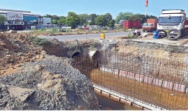 ஸ்ரீபெரும்புதூர் அருகே பாதுகாப்பற்ற முறையில் நடைபெறும் பாலம் கட்டும் பணி: வாகன ஓட்டிகள் அச்சம்