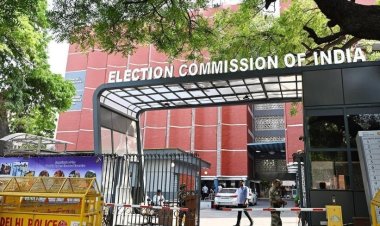 மேற்கு வங்கத்தில் வாக்காளர் பட்டியலில் குளறுபடி - 4 அதிகாரிகள் சஸ்பெண்ட்