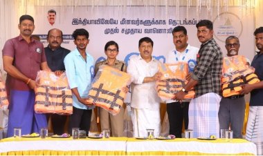 கடல் ஓசை சமுதாய வானொலி 10ம் ஆண்டு தொடக்க விழாவில் மீனவர்களுக்கு உயிர் காக்கும் கவசம் வழங்கப்பட்டது.