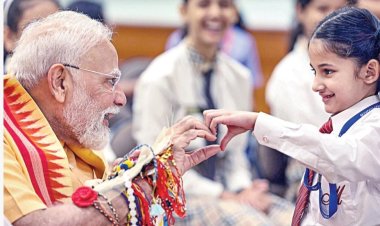 குழந்தைகள், பிரம்ம குமாரிகளுடன் ரக்‌ஷா பந்தன் கொண்டாடிய பிரதமர் மோடி