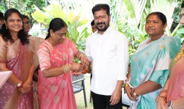 தெலங்கானா முதல்வருக்கு ராக்கி கட்டிய பெண் அமைச்சர்கள்