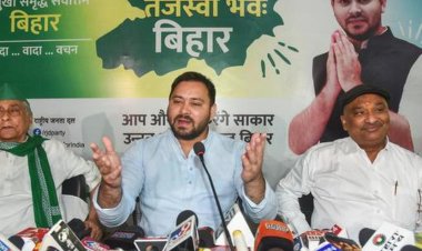 பிஹார் துணை முதல்வர் விஜய் குமார் சின்ஹா பெயரில் இரண்டு வாக்காளர் அட்டை: தேஜஸ்வி யாதவ் குற்றச்சாட்டு