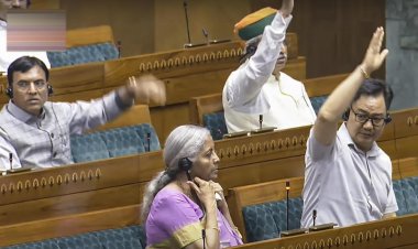 புதிய வருமான வரி மசோதா மக்களவையில் விவாதமின்றி நிறைவேற்றம்